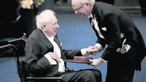 Tomas Tranströmer recibe el Nobel de manos del rey Carlos Gustavo de Suecia, en diciembre del  2011.