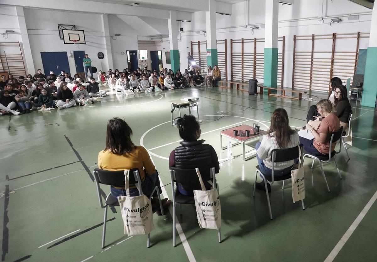Más de 130 estudiantes de Secundaria asistieron al encuentro de científicas.