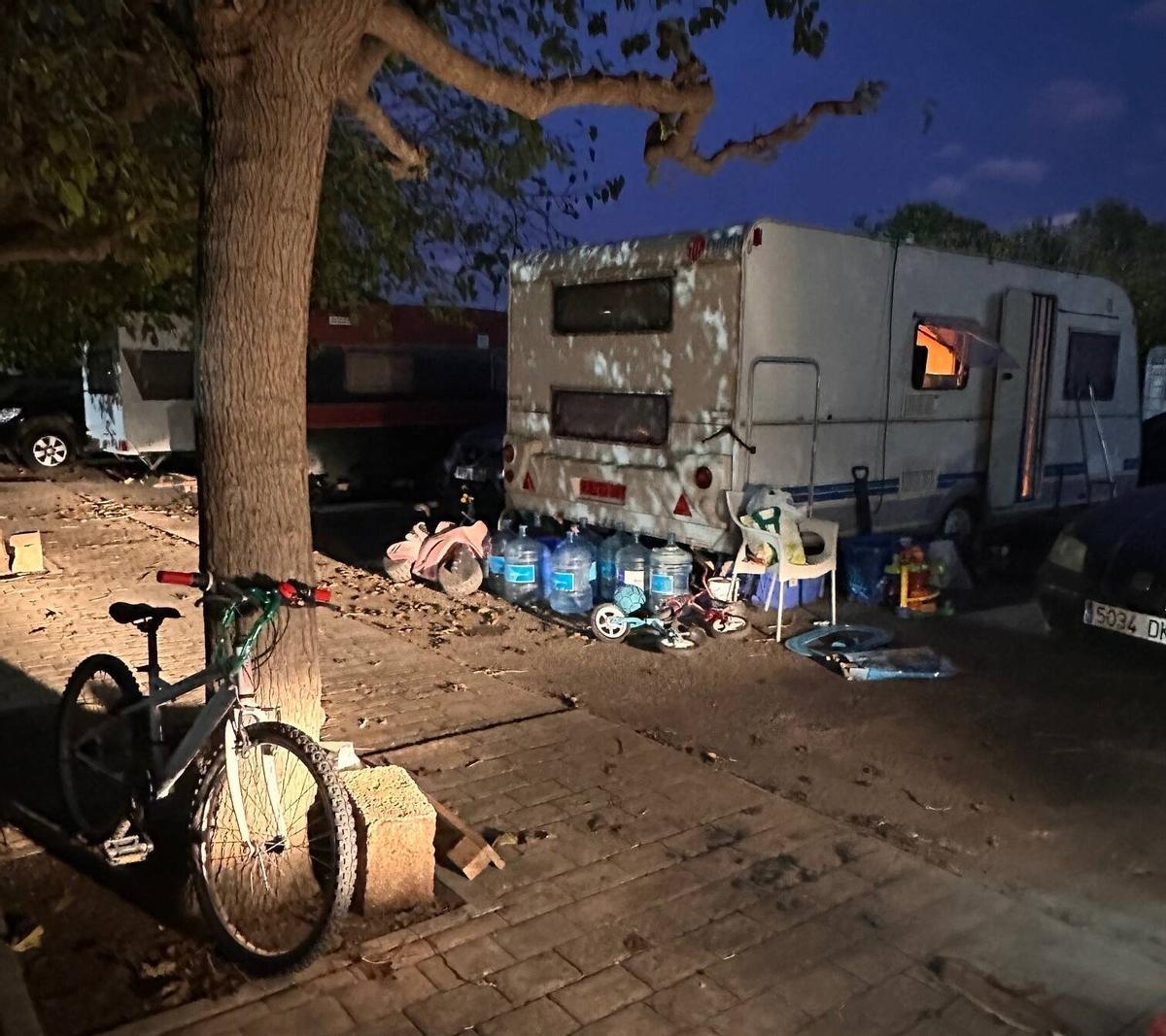 Ein Wohnmobil in der Wohnwagensiedlung Son Hugo.