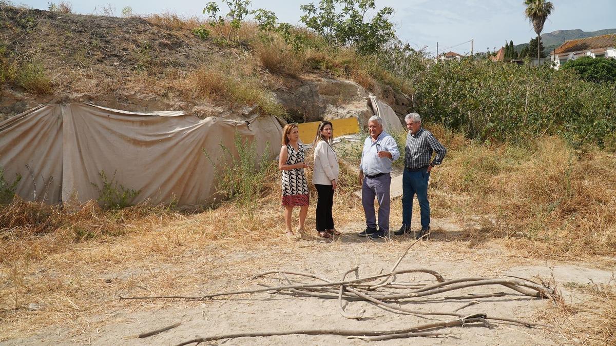 Los concejales socialistas Salvador Trujillo y Lorena Doña en las cuevas de Churriana