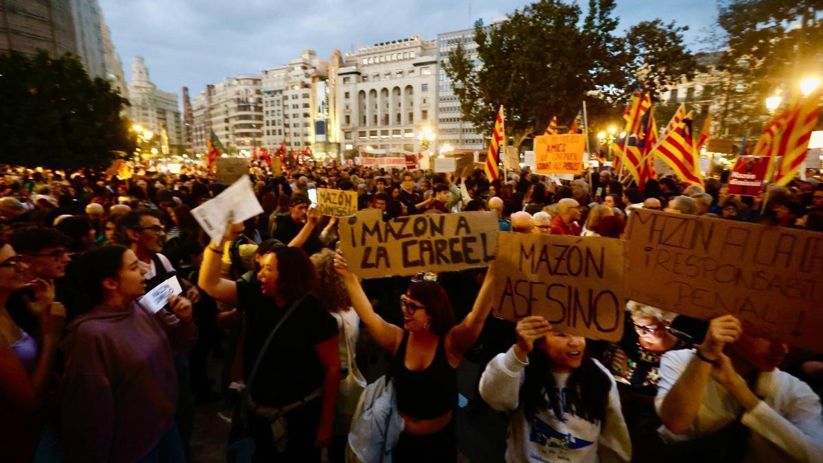 Manifestantes ante el Ayuntamiento de Valencia.