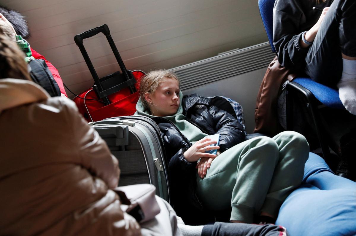 Una joven descansa en el centro de acogida de refugiados ucranianos de Beregsurany, en Hungría.