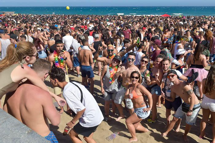 Fiesta de carnaval en la playa