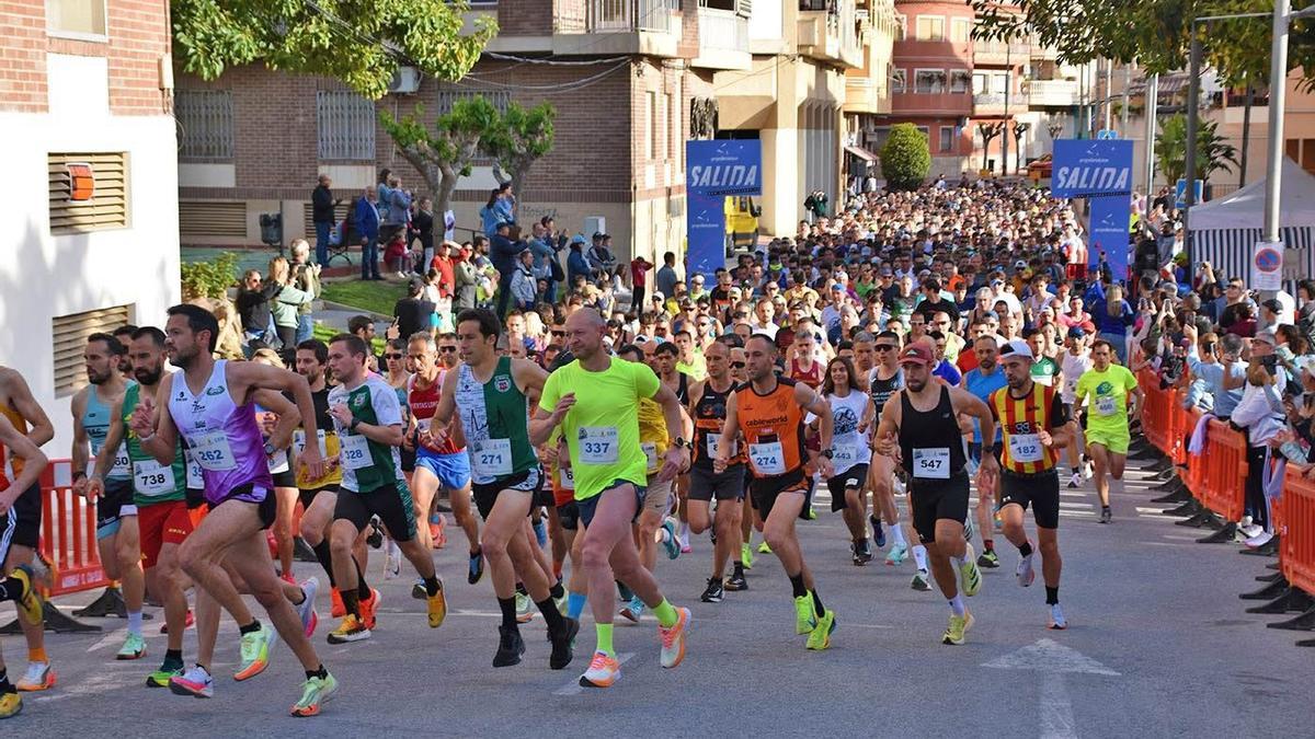 Salida de las carreras adultas, en la plaza del Ayuntamiento de El Campello.