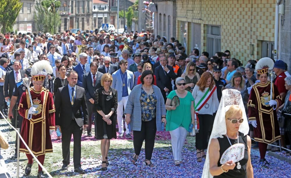 Miles de personas abarrotan las calles de la villa del Tea para disfrutar del Corpus y de las alfombras florales.