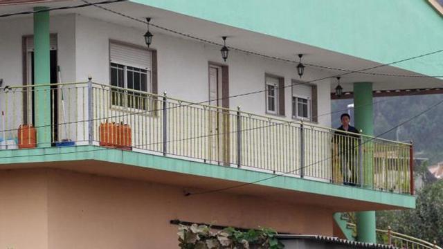 Imagen de la casa en cuyo bajo se ubica el taller textil desmantelado por la Policía. // Efrén Rodríguez