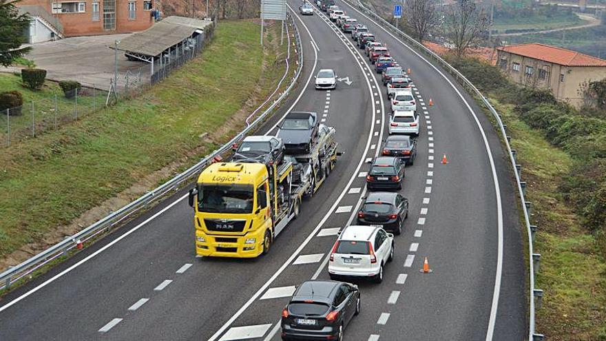 Cua de cotxes en direcció al túnel del Cadí