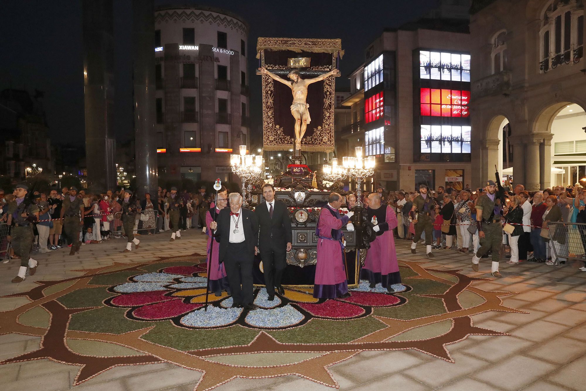 Miles de vigueses, ayer en la nueva Porta do Sol acompañando al Cristo de la Victoria en procesión