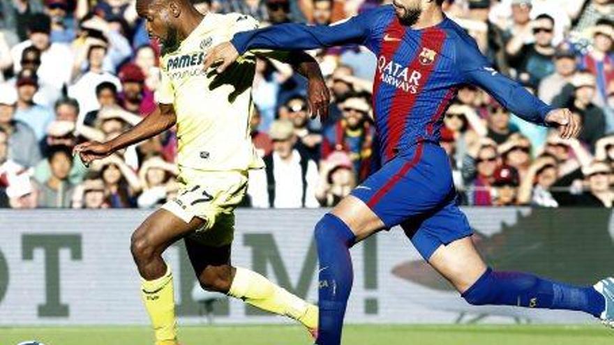 Gerard Piqué no va poder evitar el gol del Vila-real, de Bakambu