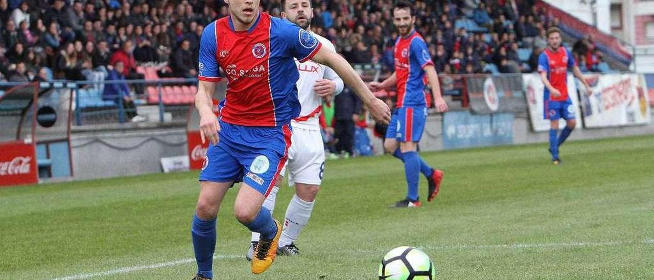 Omar García, centrocampista de la Unión Deportiva Ourense, en el campo de O Couto. // Iñaki Osorio