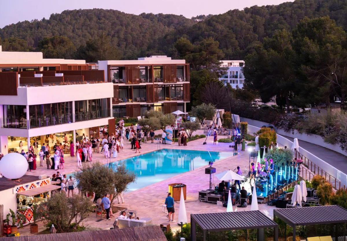 El entorno de la piscina acogió la inauguración de la temporada.
