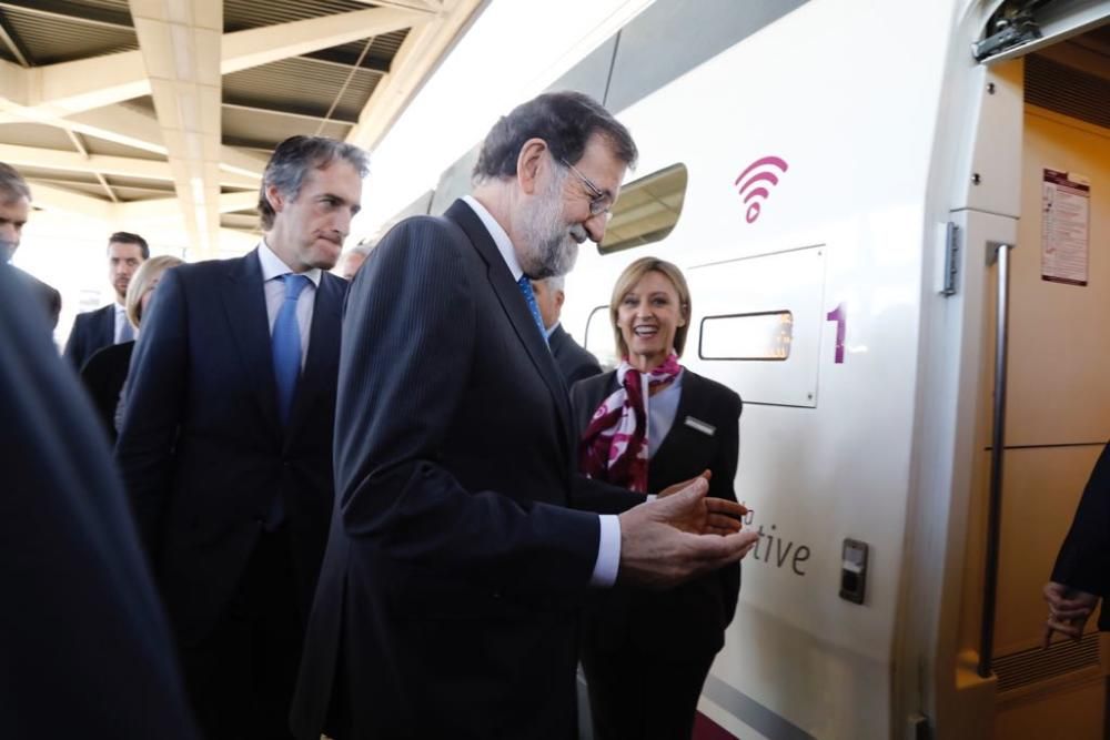 Mariano Rajoy, al subir al nuevo AVE con destino a Castelló.