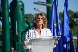 La vicepresidenta del Gobierno y ministra para la Transición Ecológica y el Reto Demográfico, Teresa Ribera,  interviene durante su visita a la Estación de Compresión de Enagás, a 22 de septiembre de 2022, en Irún, Guipúzkoa, Euskadi (España).