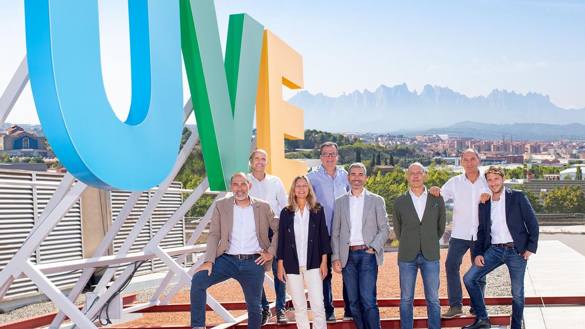Jordi Vila (tercer per la dreta), amb l'equip directiu d'UVE Solutions, al terrat de la seva seu de Manresa