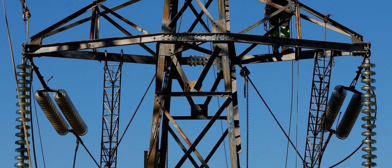 Un operario, en una torre eléctrica en Avilés. | Irma Collín
