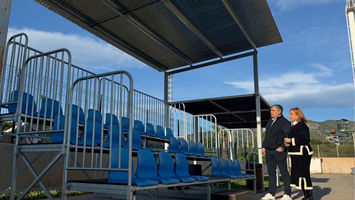 La alcaldesa y el concejal de Deportes visitando las nuevas gradas.