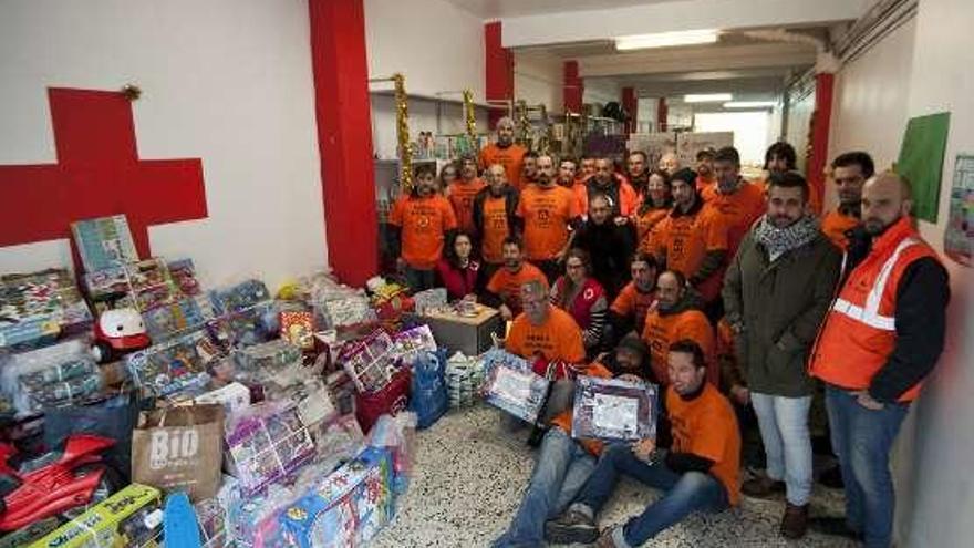 Los trabajadores coruñeses de Alcoa donan juguetes a Cruz Roja