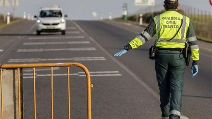 Un control de cierre perimetral por parte de la Guardia Civil.