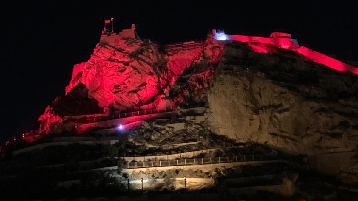 El castillo de Santa Bárbara se iluminó en rojo por la campaña Polio Plus de los Rotary Clubs a nivel mundial