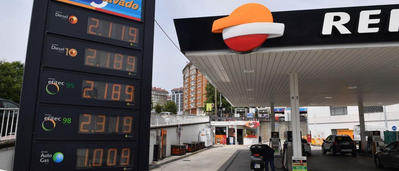 Precios de combustibles, hoy en la gasolinera de Os Rosles.  |  // Víctor Echave