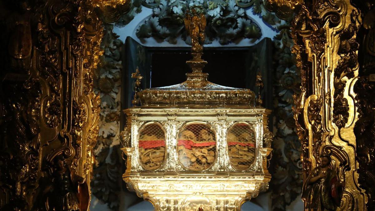 Urna en la basílica de San Pedro, donde se veneran las reliquias de los Santos Mártires cordobeses.