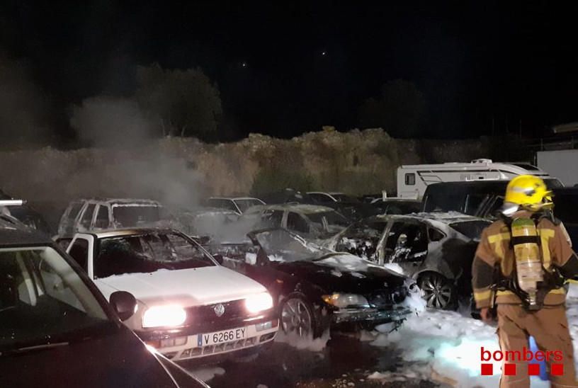 Cremen dotze vehicles en un incendi a la Jonquera