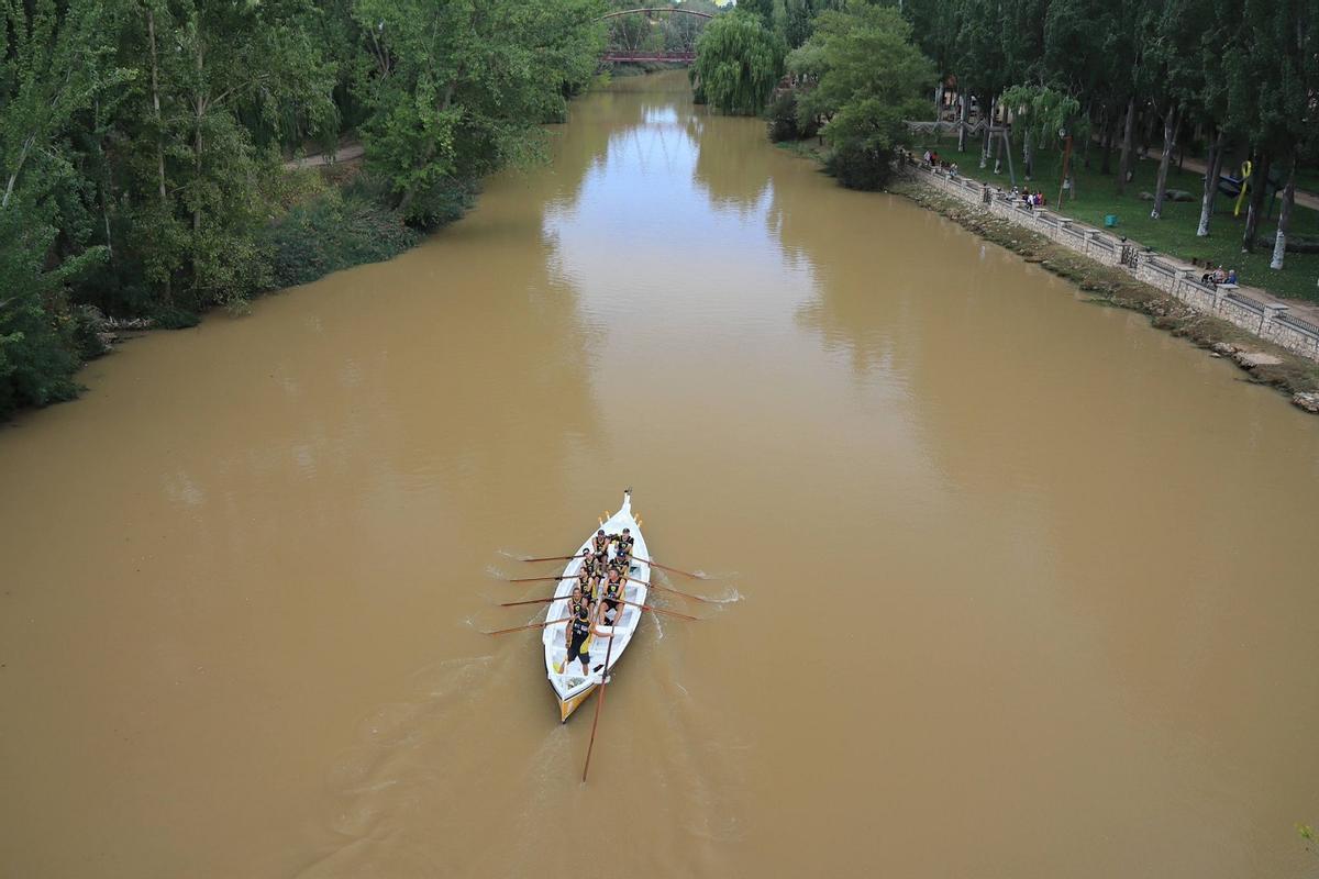 La barca de jábega, en el río a su paso por Aranda de Duero.