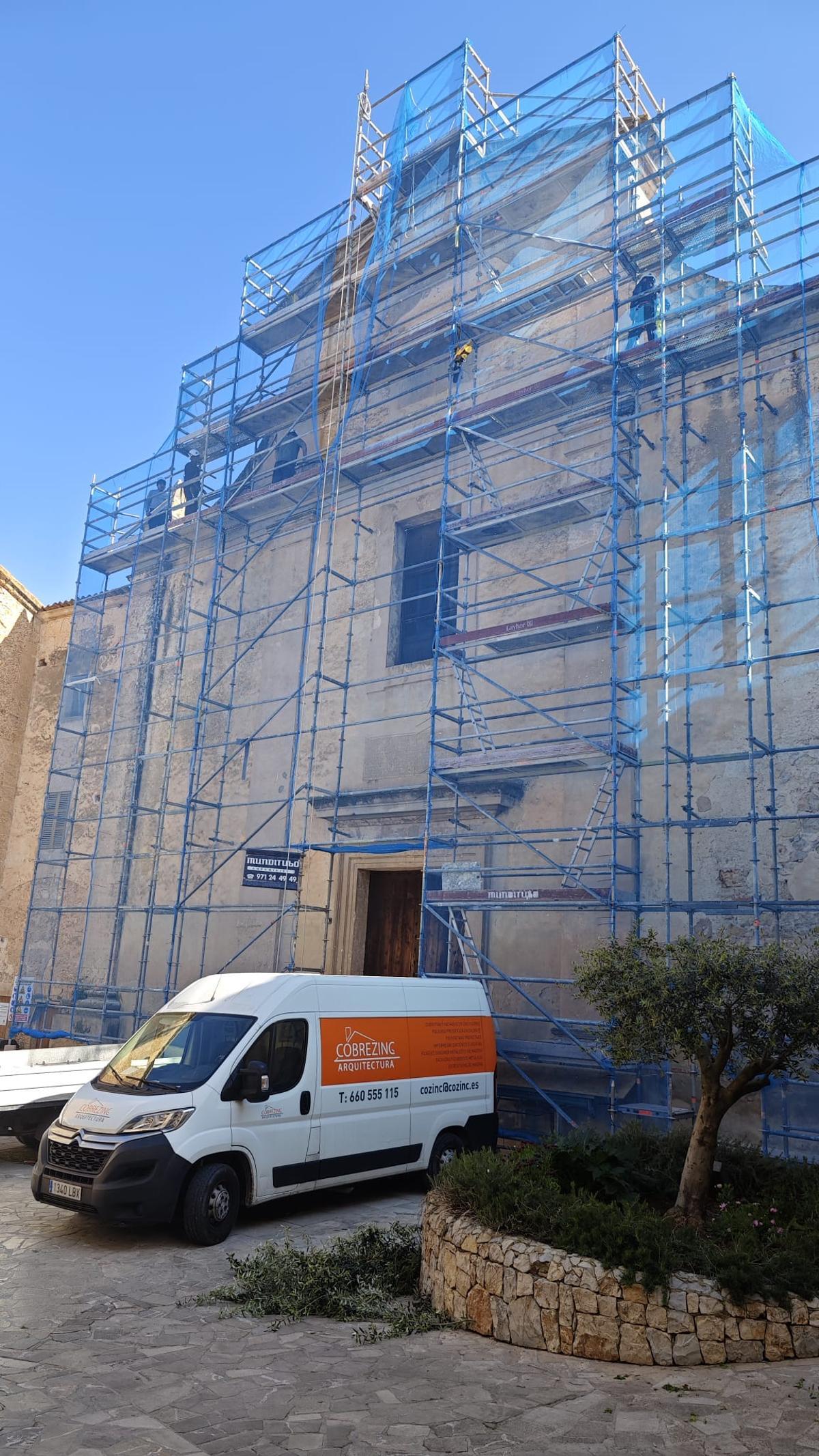 Operarios trabajando en la iglesia de Sant Francesc de Paula de Sineu.