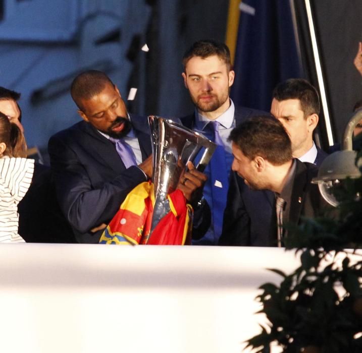 Celebración del triunfo en la Eurocup del Valencia Basket en València