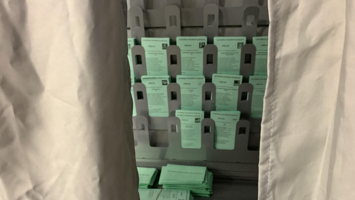Vista de las cabinas de votación el día de la jornada electoral