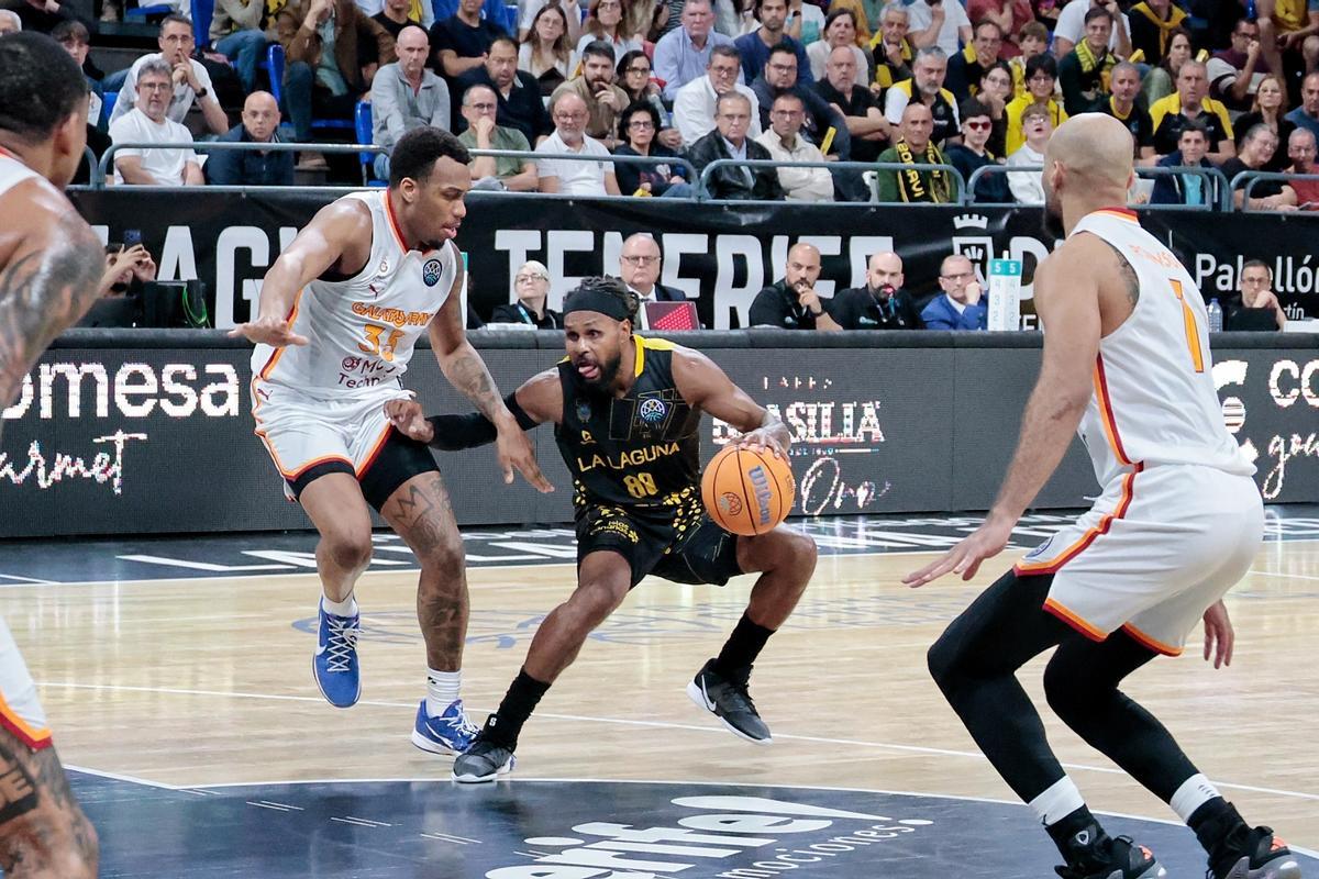 Patty Mills trata de evitar la marca de White en el anterior Canarias-Galatasaray.