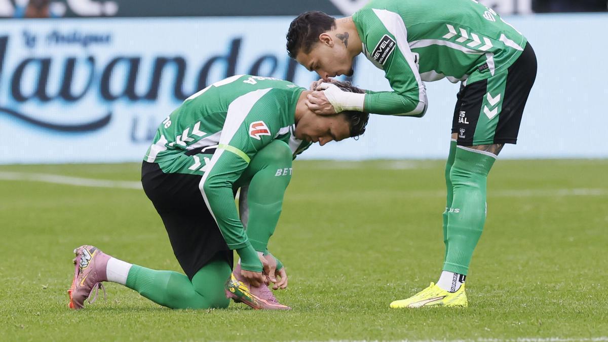 Deossa y Antony durante el encuentro correspondiente a la jornada 22 de LaLiga EA Sports disputado entre el Real Betis y el Valencia CF en el estadio de La Cartuja