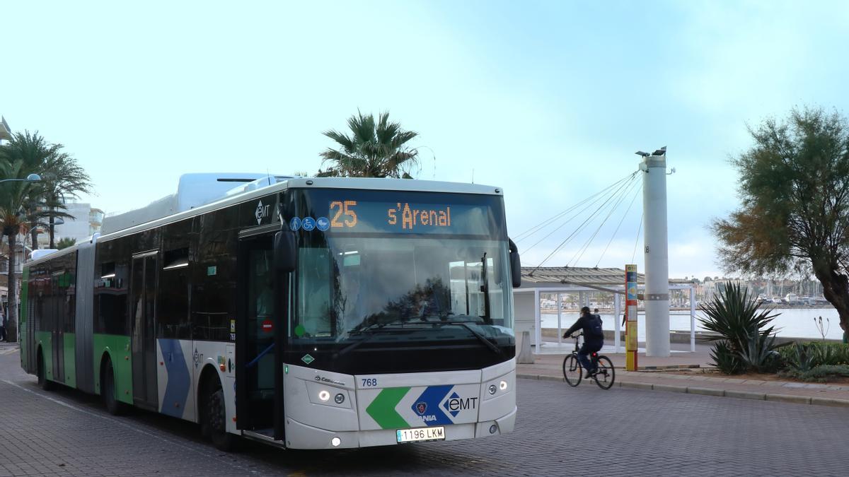 Uno de los atobueses que da servicio a la zona turística.