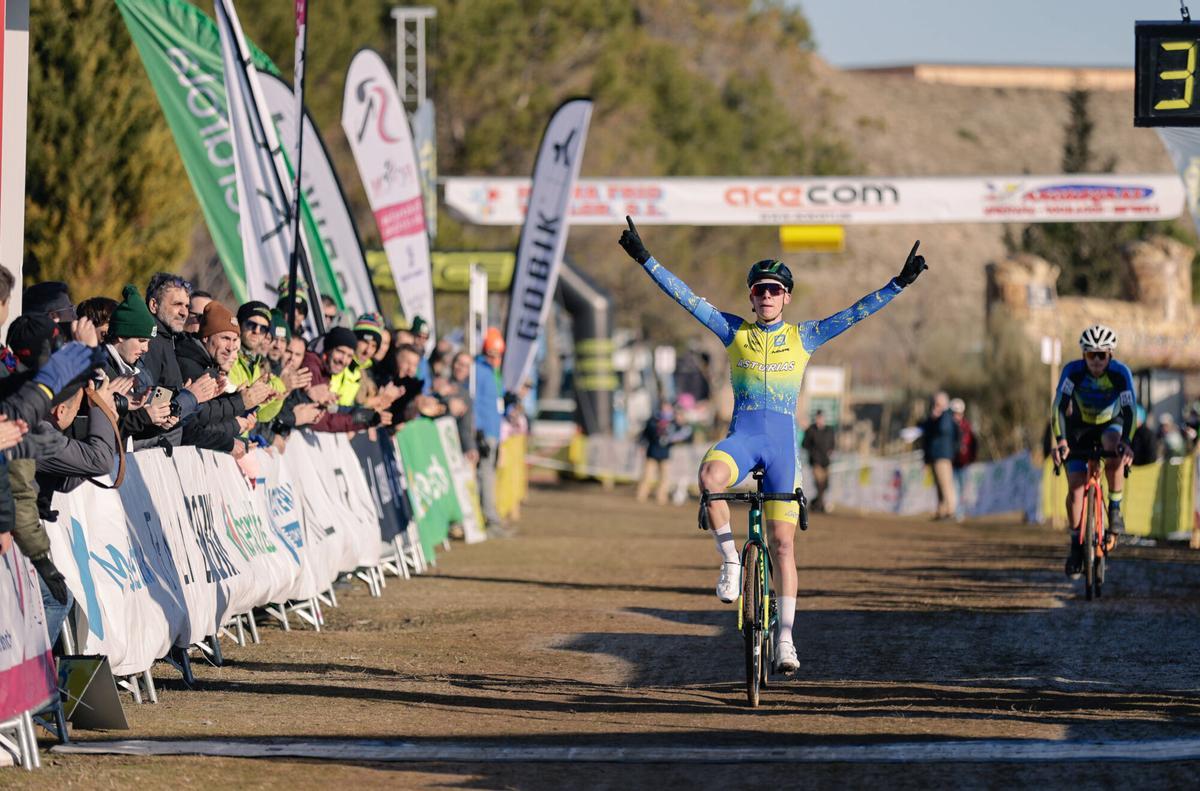 Benjamín Noval entrando vencedor junior y podio élite del Campeonato de España de ciclocross