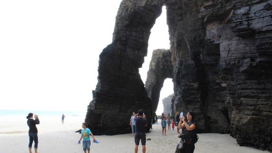 Visitantes en el arenal, el pasado verano.