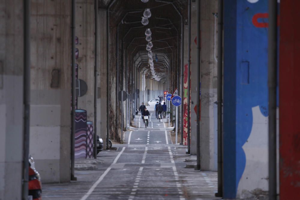 Posen protectors al carril bici de sota el viaducte de Girona