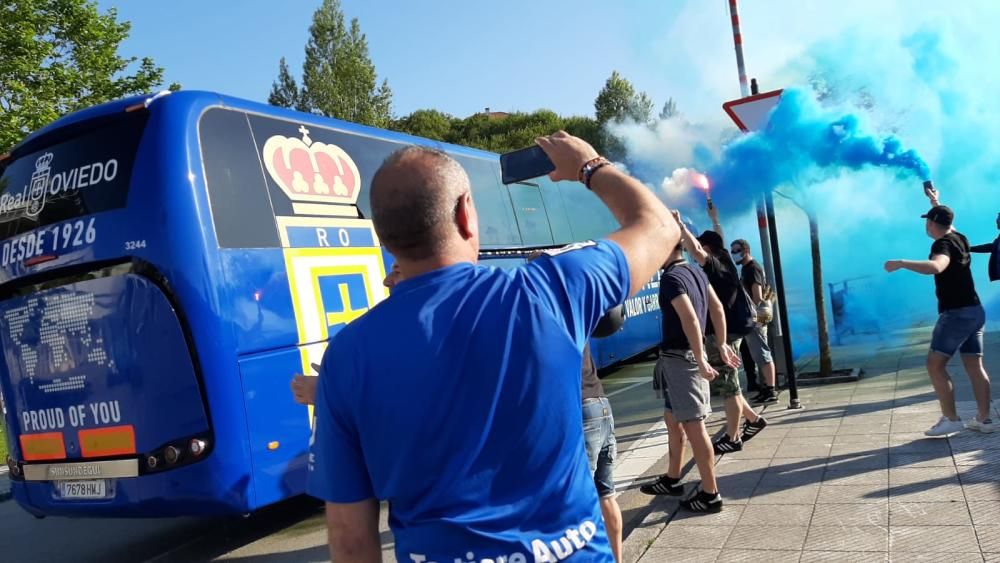 Salida de los jugadores del Real Oviedo hacia Gijón