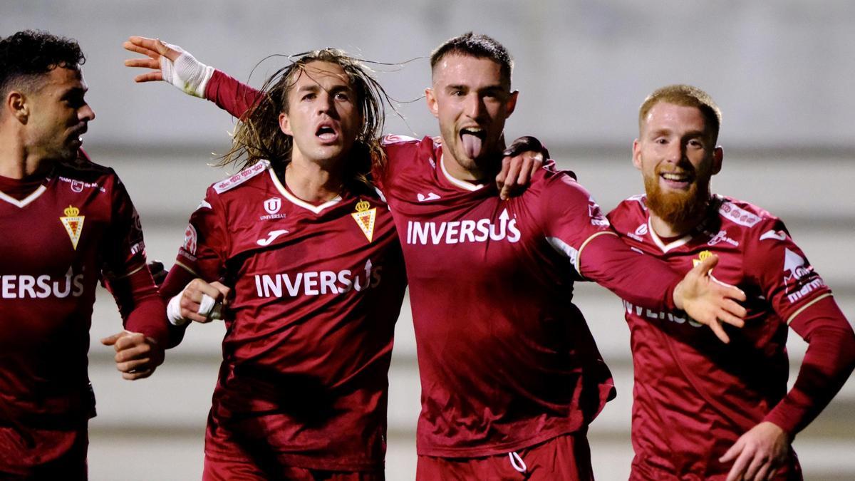 David Flakus celebra uno de sus goles ante el Sanluqueño con sus compañeros