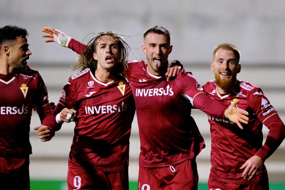 David Flakus celebra uno de sus goles ante el Sanluqueño con sus compañeros