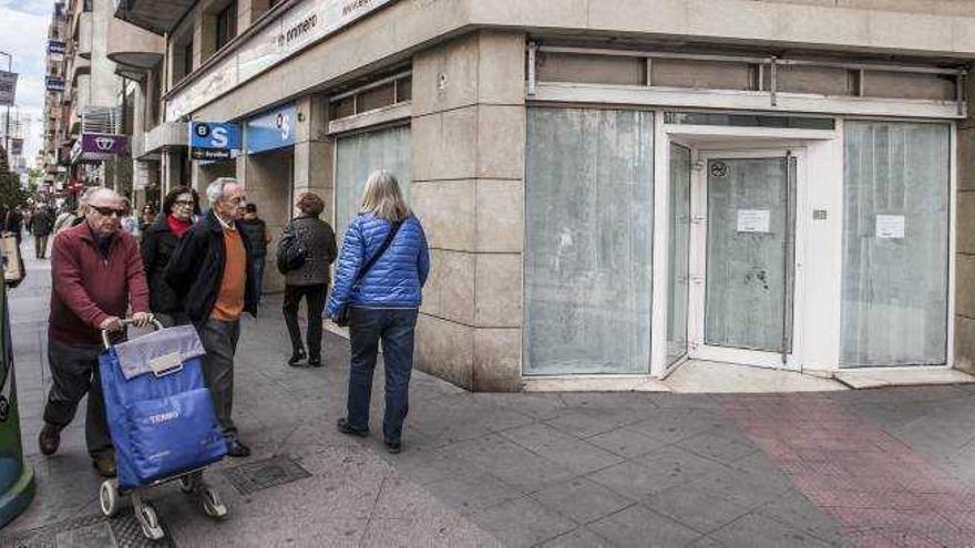 La oficina del Sabadell, ayer, ya cerrada y con carteles en la puerta que informan dónde se ha trasladado.