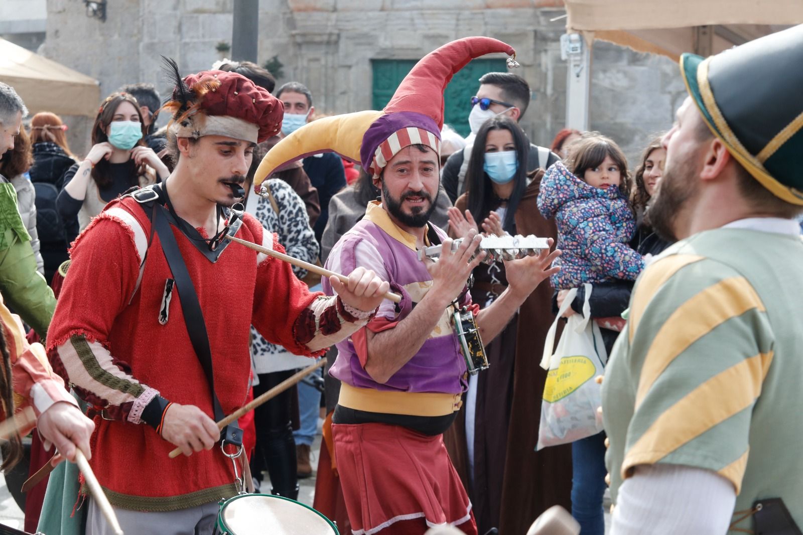 Así vive Baiona el regreso de la Arribada: justa de caballeros , esgrima y talleres de artesanía