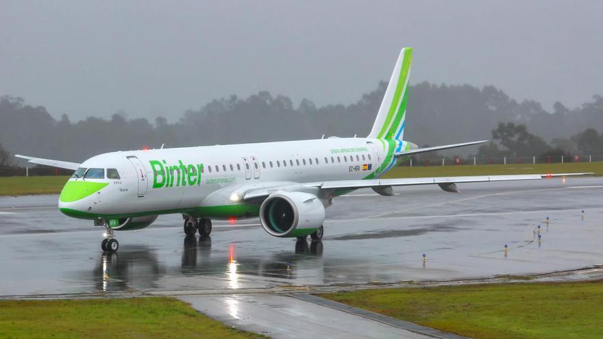 El nuevo avión de Binter con mayor capacidad de pasajeros ayer en el aeropuerto de Vigo. // Carlos González