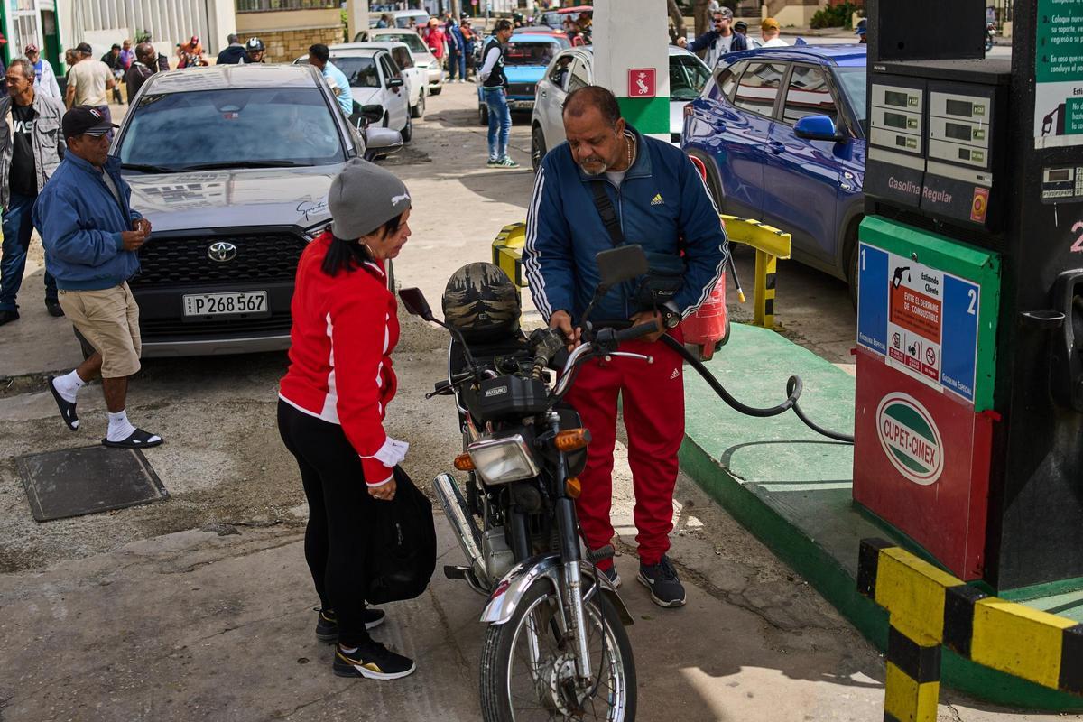 Cubanos intentando abastecerse en una gasolinera de La Habana.