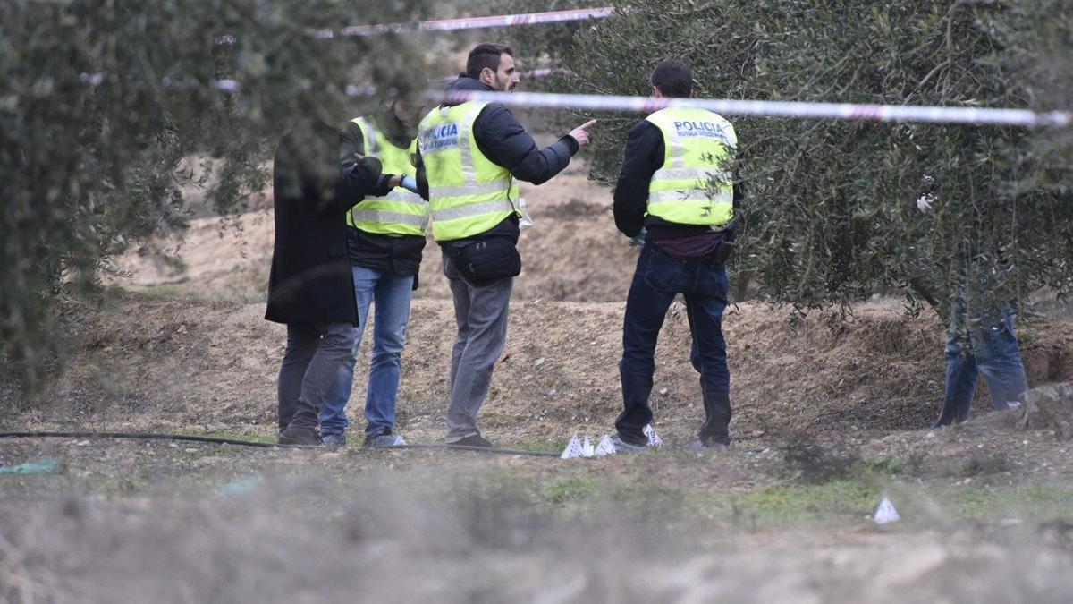 Agentes de los Mossos recogen pruebas en la zona donde han muerto dos agentes rurales.