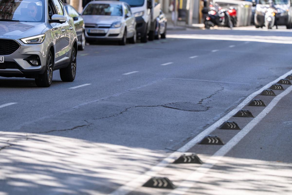 Barcelona. 16/07/2026 Sociedad. Tramo con grietas y vallado en la Rambla Guipúscoa a causa de un hundimiento subterráneo, pendiente de una próxima reparación. En el mismo punto también se aprecia una larga grieta en la calzada en sentido Besòs. Foto: Zowy Voeten / El Periódico