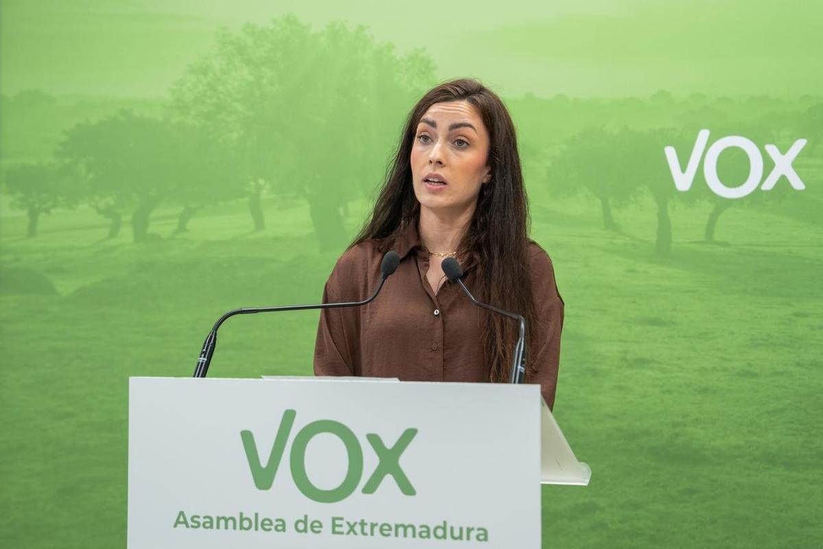 La portavoz del Grupo Parlamentario Vox, Inés Checa, en rueda de prensa este lunes en Mérida