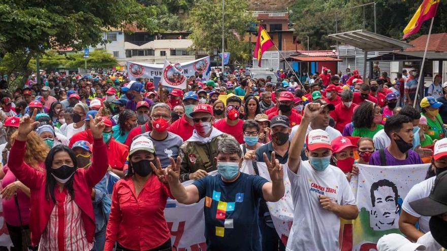 Fotografía que muestra un grupo de personas mientras participa en un acto de campaña