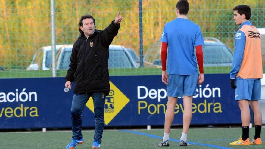 Luisito da unas indicaciones a sus jugadores durante un entrenamiento celebrado en Príncipe Felipe. // Rafa Vázquez