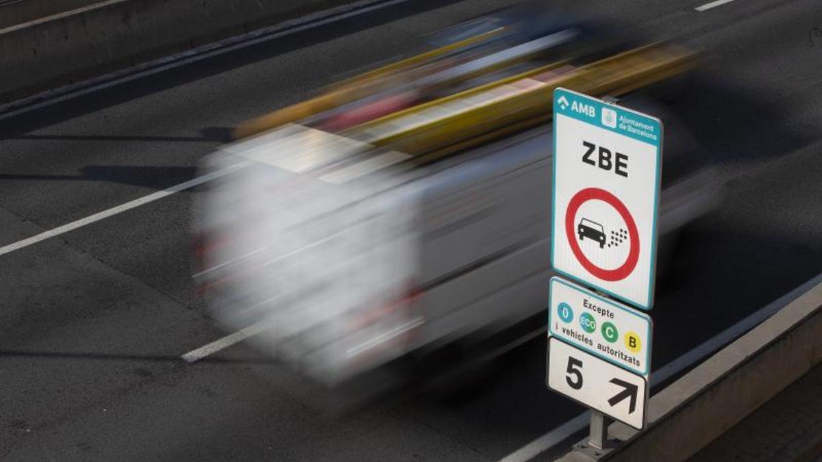 Cartell de la Zona de Baixes Emissions de l'AMB, en una imatge d'arxiu.