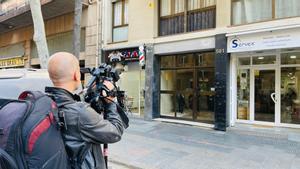 Edificio de la calle de Valencia, en Barcelona, en el que se ha llevado a cabo uno de los registros de la operación antiterrorista islamista